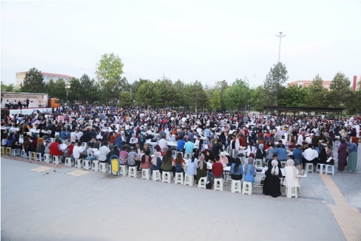 İFTAR SOFRASI ÜNİVERSİTE ÖĞRENCİLERİ İÇİN KURULDU