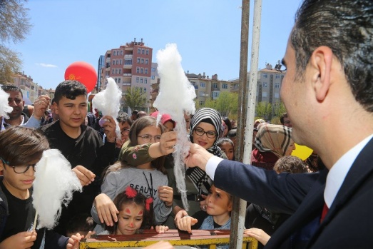 BELEDİYENİN ÇOCUK ŞENLİĞİNDE BAŞKAN KALAYCI'YA SEVGİ SELİ