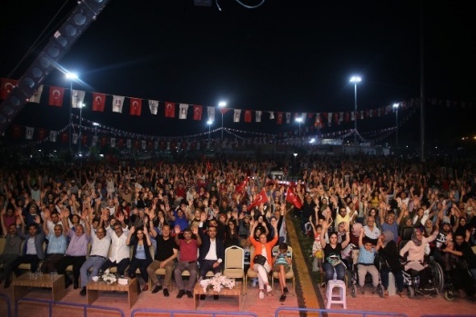 ŞÖLENİN İKİNCİ GÜNÜNDE VATANDAŞLAR UNUTULMAZ BİR GECE YAŞADI