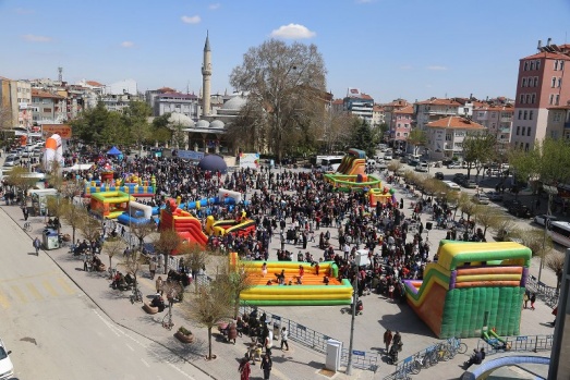 BELEDİYENİN ÇOCUK ŞENLİĞİNDE BAŞKAN KALAYCI'YA SEVGİ SELİ