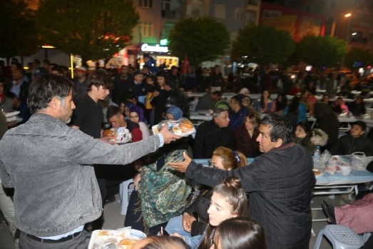 “TÜRKÇE AŞKI VATAN AŞKI YÜRÜYÜŞÜ” VE FENER ALAYI KARAMAN’I BÜYÜLEDİ