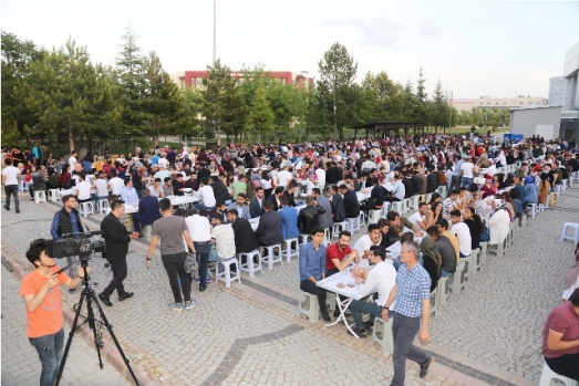 İFTAR SOFRASI ÜNİVERSİTE ÖĞRENCİLERİ İÇİN KURULDU