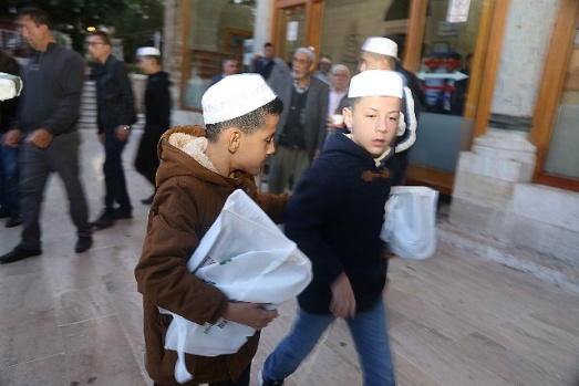 BAŞKAN KALAYCI SABAH NAMAZINDA ÇOCUKLARLA VE VATANDAŞLARLA BULUŞTU