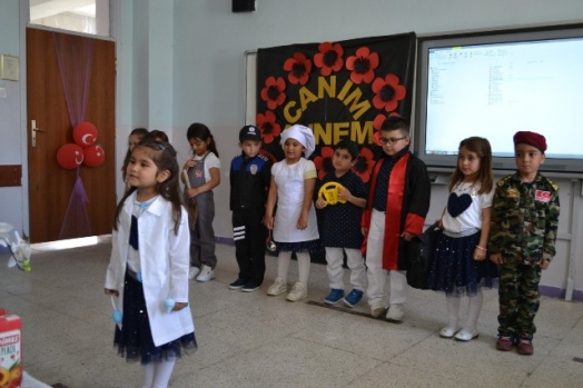 MİNİK ÖĞRENCİLERDEN SEVGİ DOLU PROGRAM