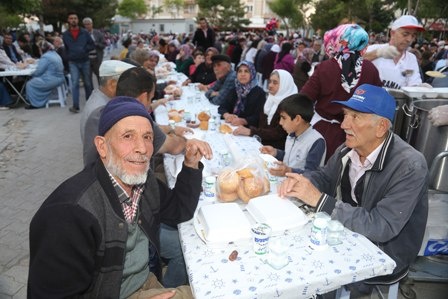 YENİ MAHALLE’YE İLK DEFA İFTAR SOFRASI KURULDU