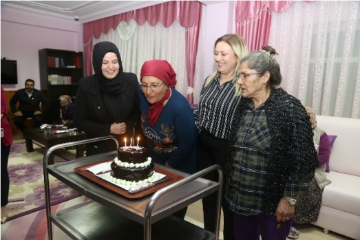 BAŞKAN KALAYCI ANNELER GÜNÜ’NDE HUZUREVİ SAKİNLERİNİ UNUTMADI