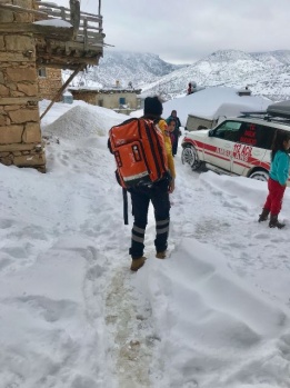 112 EKİPLERİ KAR KIŞ DEMEDEN HASTALARIN İMDADINA KOŞUYOR