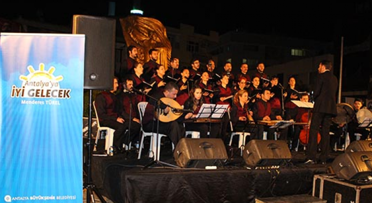 Gecede tasavvuf müziği ve ilahiler söylendi